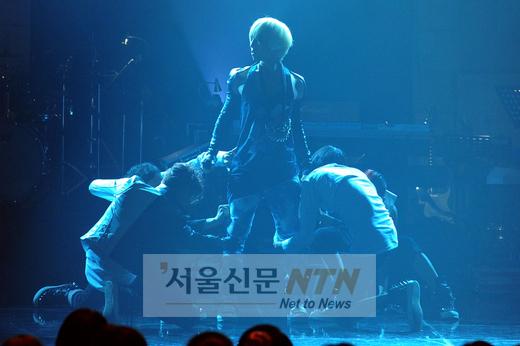 [NOW포토] 지드래곤의 화려한 컴백 무대