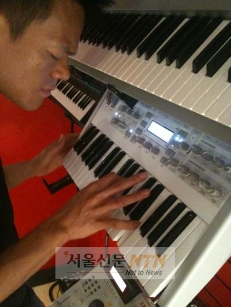 박진영 “2PM, 10월 2집 발매…완전 새로운 스타일”