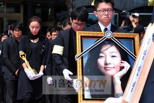 [NOW포토] 김아중, 故 장진영의 트로피들고 뒤따라
