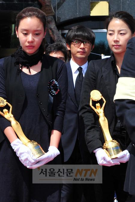 [NOW포토] 김아중·한지혜, 고인 대신 트로피 들고…