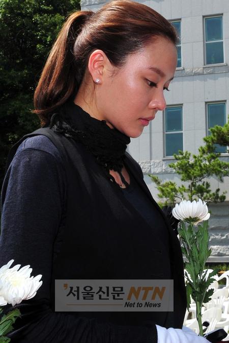 [NOW포토] 김아중, 故 장진영 닮은 흰 국화를 헌화하며