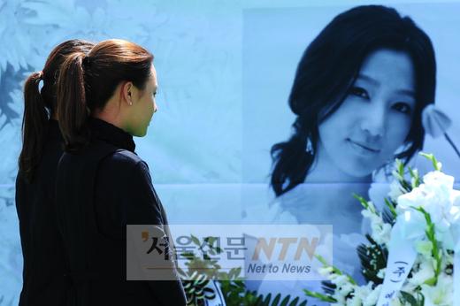 [NOW포토] 김아중·한지혜, 故 장진영의 생전사진 바라보며