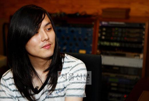 가수 김사랑 “18살 천재? 손발 오그라드는 기억”
