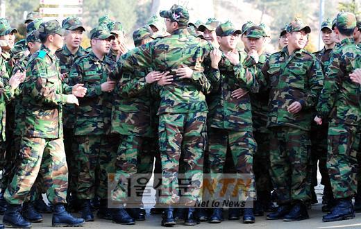 김태우, 11개월만에 軍초대가수 ‘뜨거운 환대’