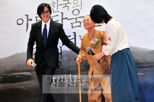 [NOW포토] 직접 에스코트 하는 배용준