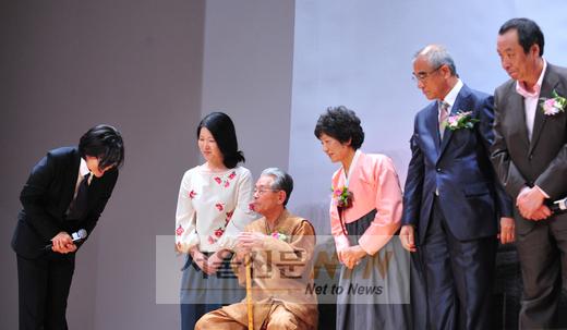 [NOW포토] 고개 숙여 감사 표시하는 배용준