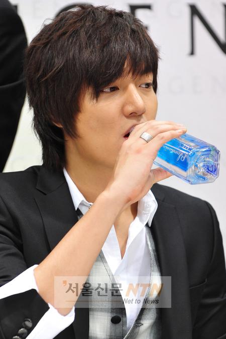 [NOW포토] 이민호, 물마시는 모습도 멋져!