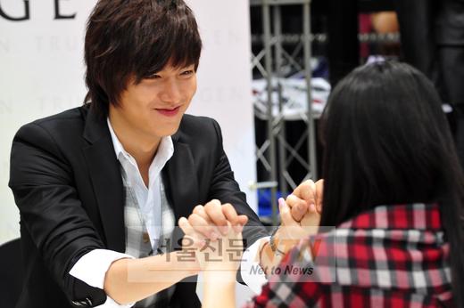 [NOW포토] 친절한 이민호, 팬과 ‘손깍지 인사’