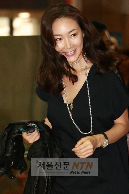 [NOW포토] 밝은표정으로 출국하는 최지우
