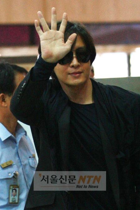 [NOW포토] 팬들에게 손 흔들어주는 친절한 배용준