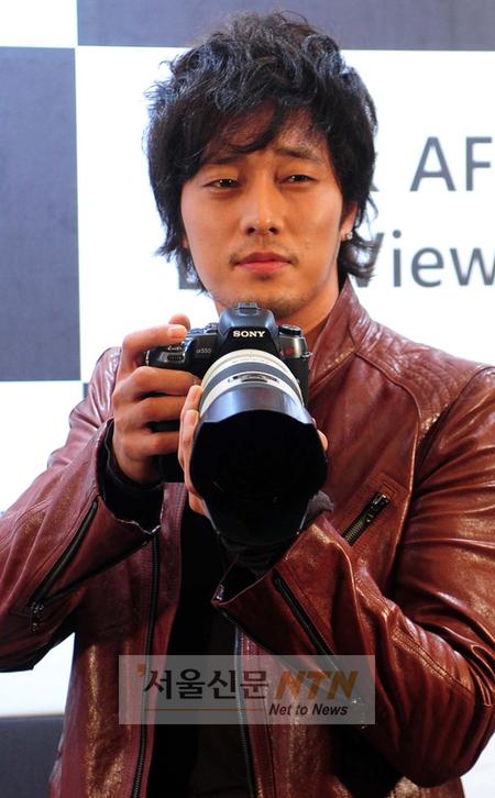 [NOW포토] 소지섭 “카메라와 잘 어울리죠?”