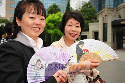 [NOW포토] ‘배용준 부채’로 여름 시원하게 보냈어요!