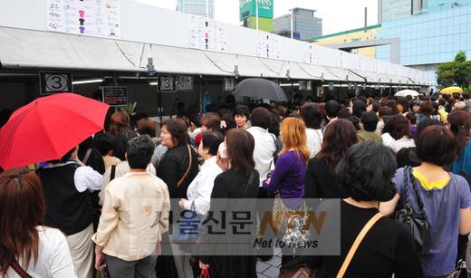 [NOW포토] ‘욘사마 용품’ 하나라도 더 사야지!