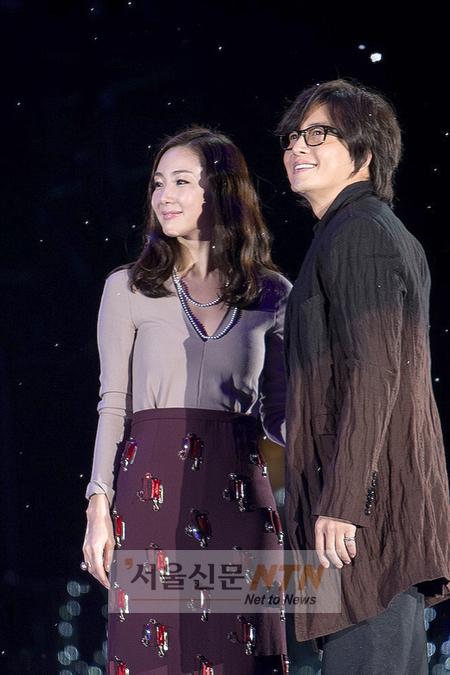 배용준ㆍ최지우 24개 극장 생중계…극장매출만 6억여원