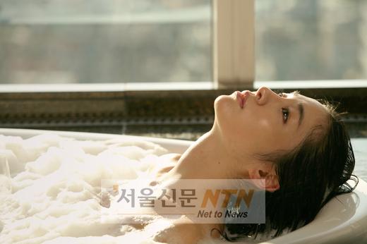 이민정, ‘펜트하우스’서 우윳빛 속살 노출