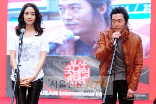 [NOW포토] 성유리·장혁 “부산 팬들 반갑습니다”