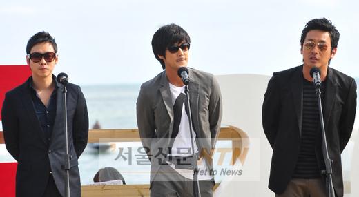 [NOW포토] 김동욱·김지석·하정우, 해변가의 선글라스 패션