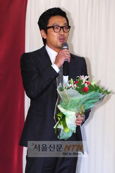 하정우 “엄마같은 김혜자와 함께 상받아 영광”