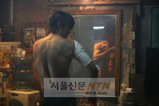 차승원, 탄탄한 ‘꿀복근’ 공개
