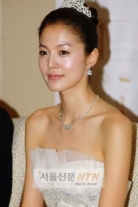 [NOW포토] 김성은, 눈부신 웨딩 장식들…