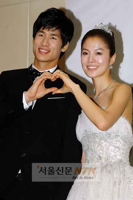 [NOW포토] 김성은·정조국, 하트로 사랑을 표현