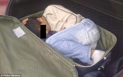 ‘올드보이’처럼…가방 속 밀입국 소년