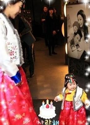 김희선, 딸 연아와 함께 한복 커플룩