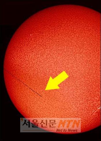 태양 가로지르는 UFO 포착…정체는?