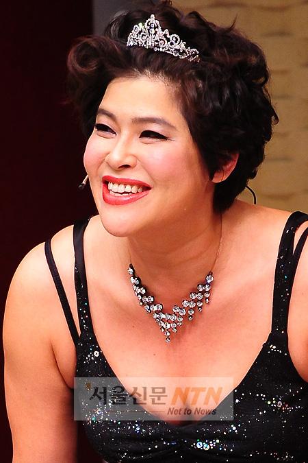 [NTN포토] 이영자 ‘우아한 왕비 패션 잘어울리죠?’