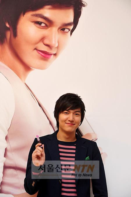 [NTN포토] 이민호 “립스틱 바르고 예뻐지세요~”
