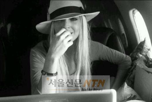 린제이 로한 “저를 사세요” …경매 내놔