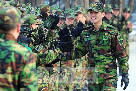 [NTN포토] 강타 “전우들아 잘지내~”