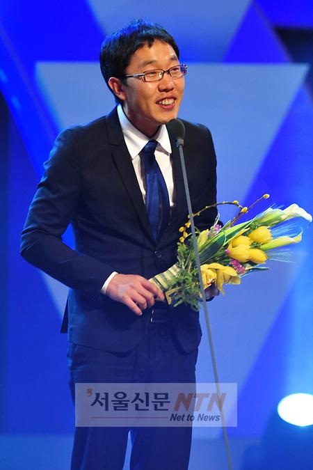 ‘TV진행자상’ 김제동 “재석·호동 형, 고마워”