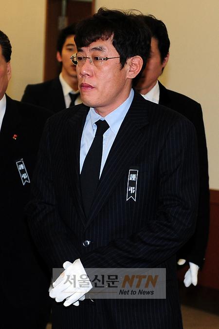 [NTN포토] 故 배삼룡 영정 따르는 이경규