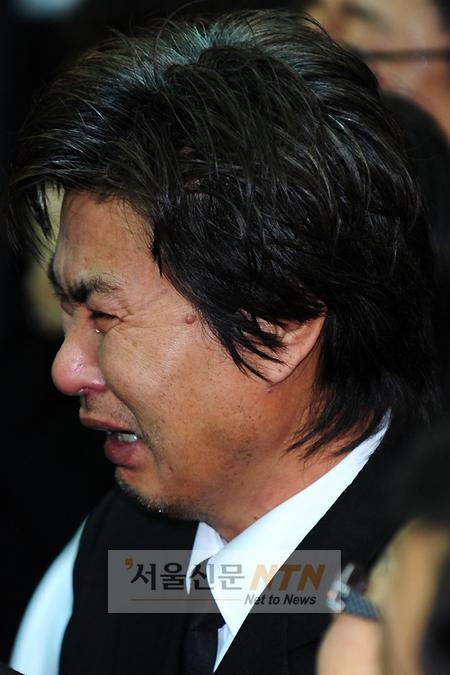 [NTN포토] 눈물 흘리며 오열하는 故 배삼룡 아들