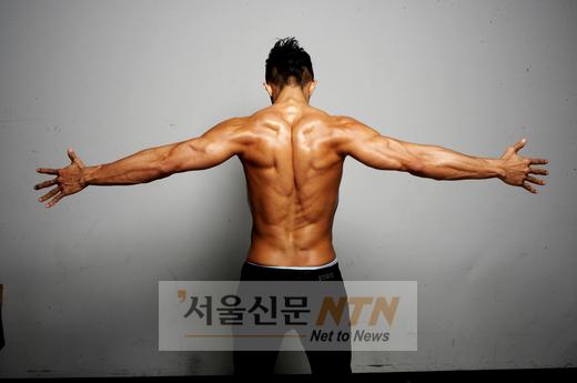 상추, 슈퍼카 모델로 ‘말근육’ 뽐낸다