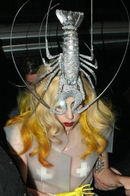 “이건 좀…” 레이디 가가 ‘바닷가재 누드’