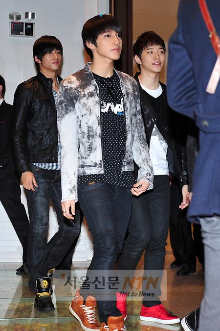 ‘재범 탈퇴’ 2PM, 여섯 멤버로 첫 공식행사 참석