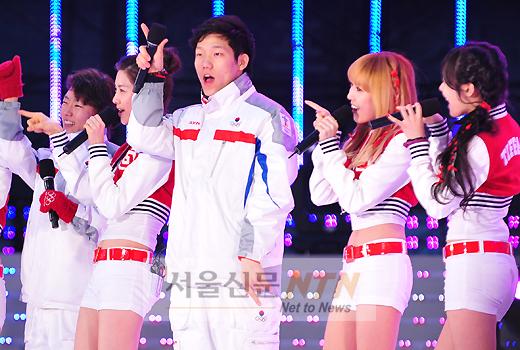 [NTN포토] 모태범, 소녀시대와 깜찍 댄스를~