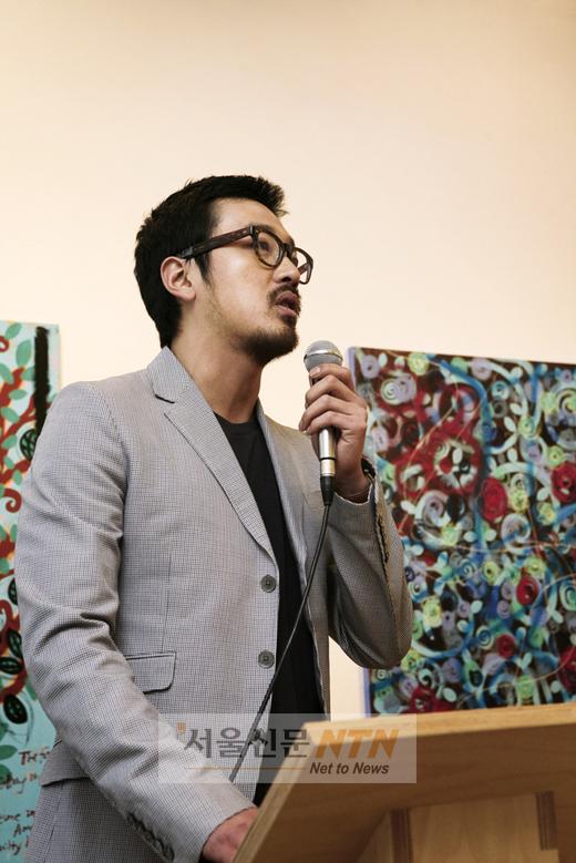 ‘화가’ 하정우, 첫 개인전 오픈 “제 그림 어때요?”