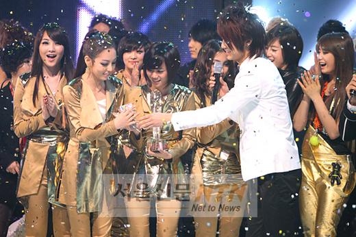 카라, ‘엠카’ 2주 연속 1위…티아라 ‘고배’