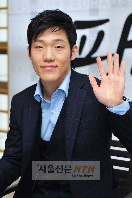 [NTN포토] 모태범, 선수복 벗고 멋있는 정장으로~