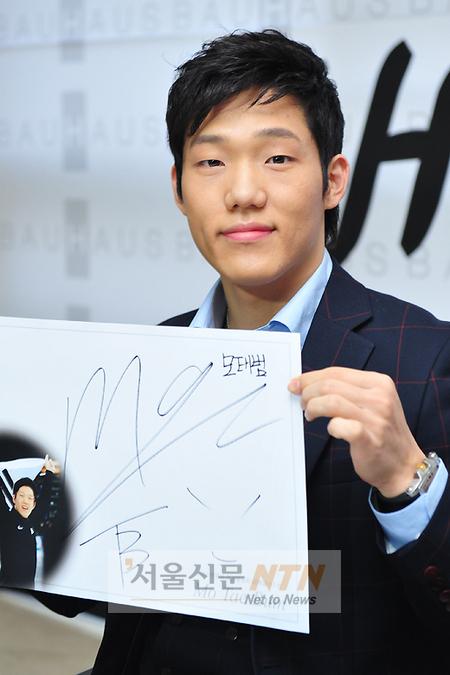 [NTN포토] 모태범 “제 사인 어때요?”