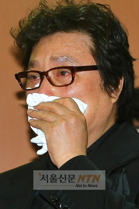[NTN포토] 남진, 눈시울 붉히며 하염없이···