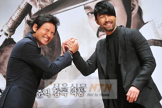 [NTN포토] 황정민·차승원 ‘팽팽한 팔씨름 대결!’