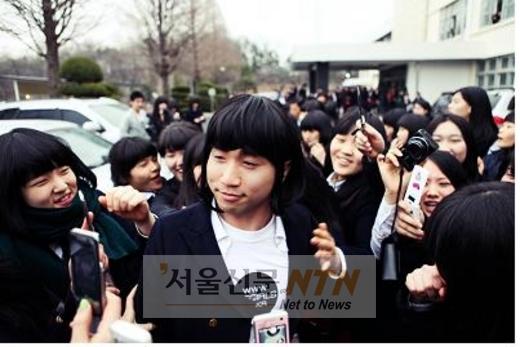 여고생들, 교복입은 유세윤에 ‘화들짝~’