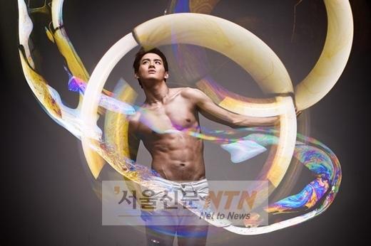 시아준수 형 주노, 中 데뷔 앞서 재킷사진 공개