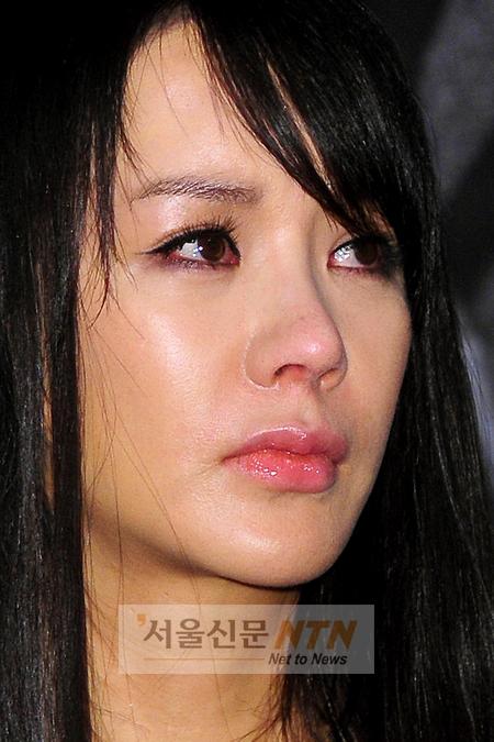 [NTN포토] 눈시울 붉히는 엄정화