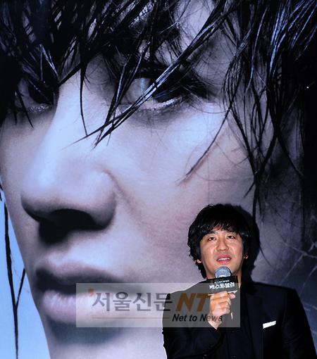 [NTN포토] 인터뷰에 응하는 류승룡