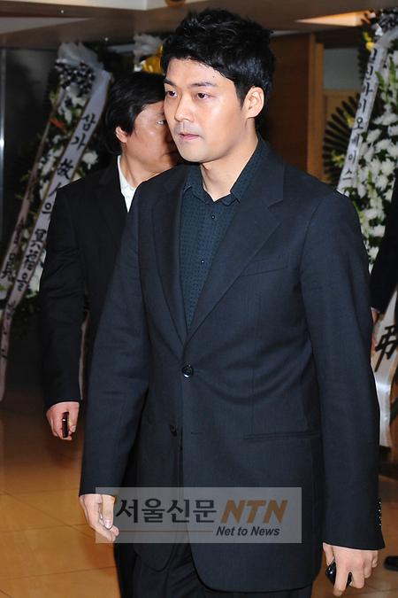 [NTN포토] 전현무 아나운서, 故최진영 빈소 조문